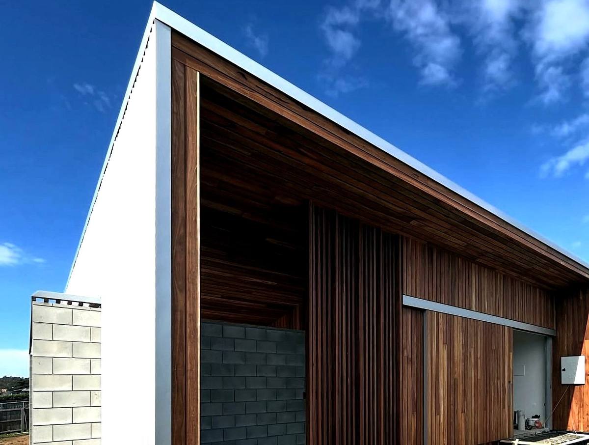 Kingston new residence, timber soffit and batten screen, 1+2 Architecture, built by LHPL Contracting