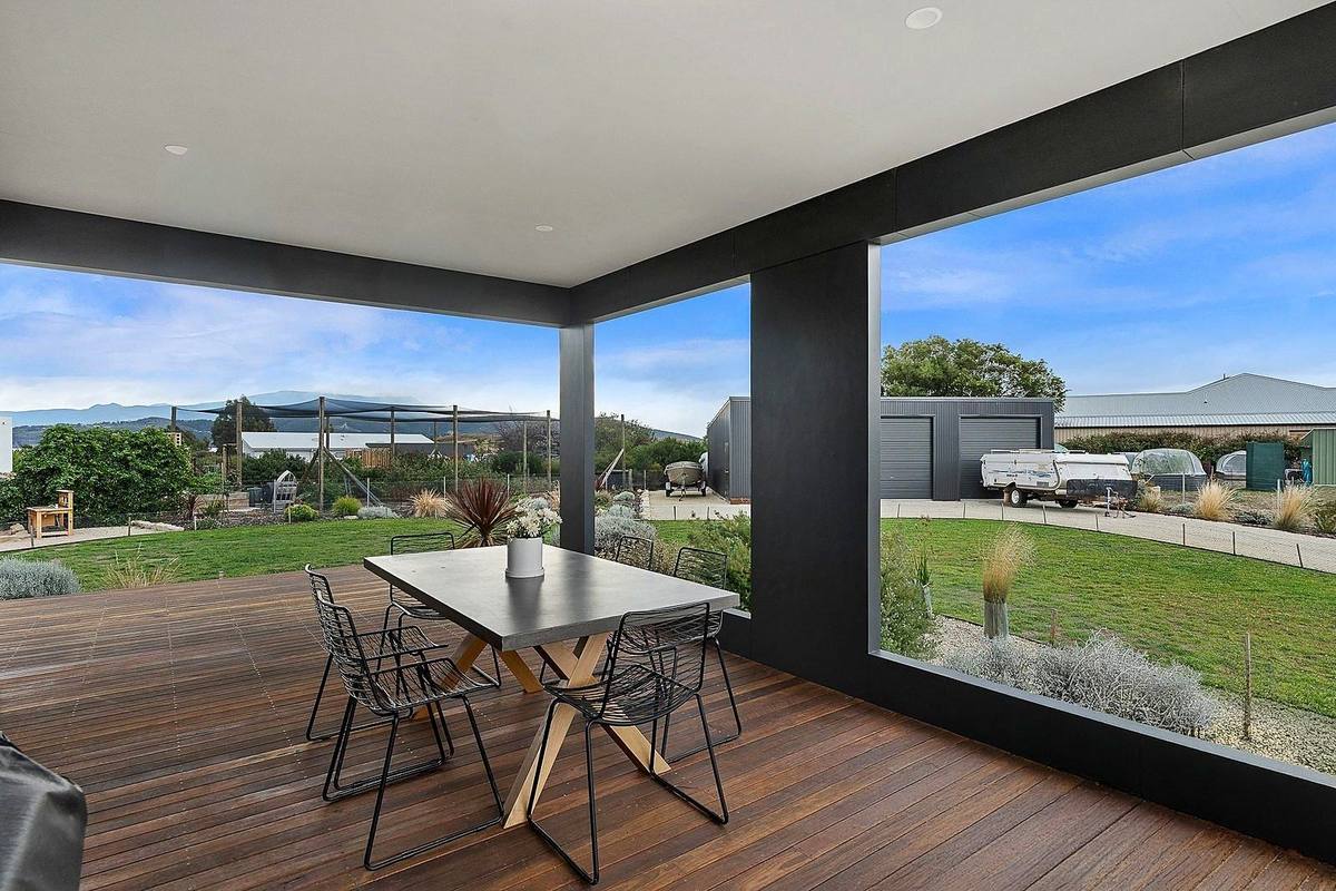 Pardalote new residence, covered alfresco with rural outlook, built by LHPL Contracting