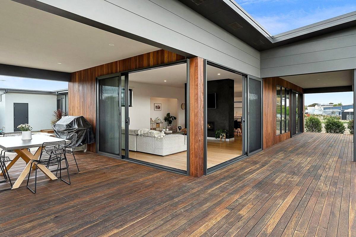 Pardalote new residence, timber deck and alfresco, built by LHPL Contracting