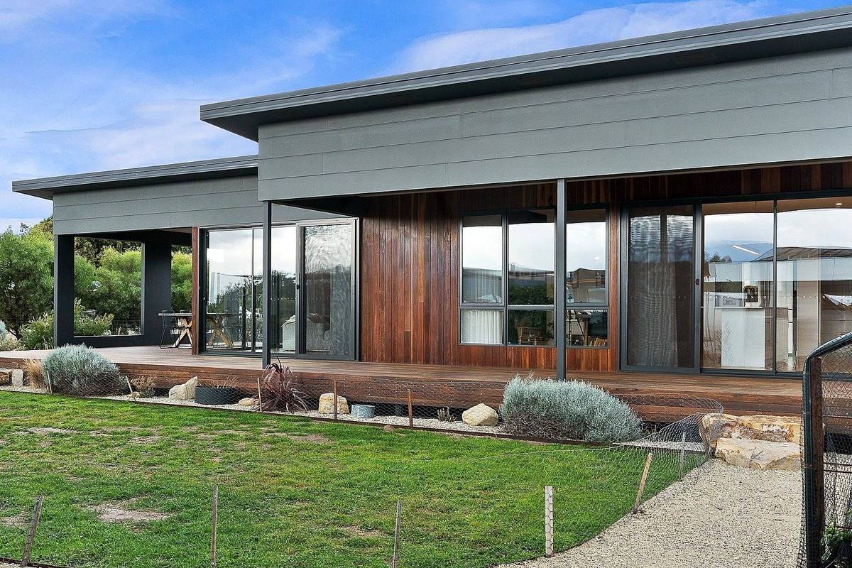 Pardalote new residence, front elevation with timber cladding and deck, built by LHPL Contracting