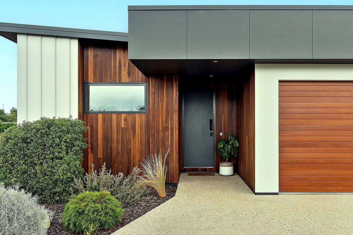 Pardalote new residence, Hobart, timber-clad entry, designed by Dynamic Design, built by LHPL Contracting